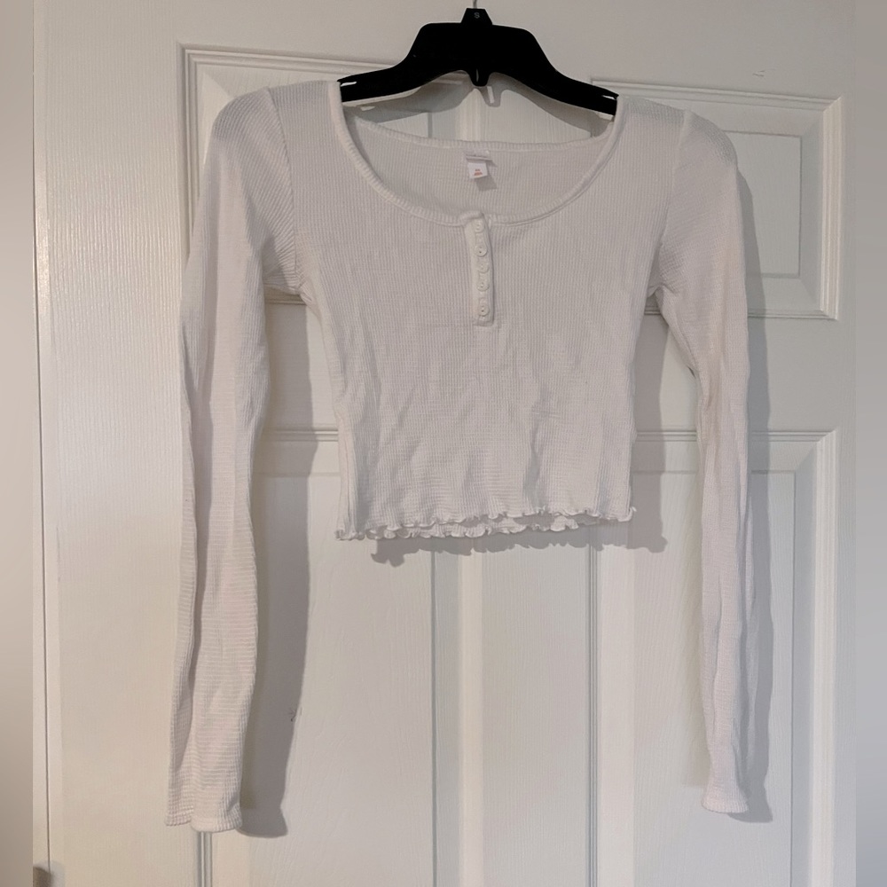Adorable basic long sleeve cropped shirt!